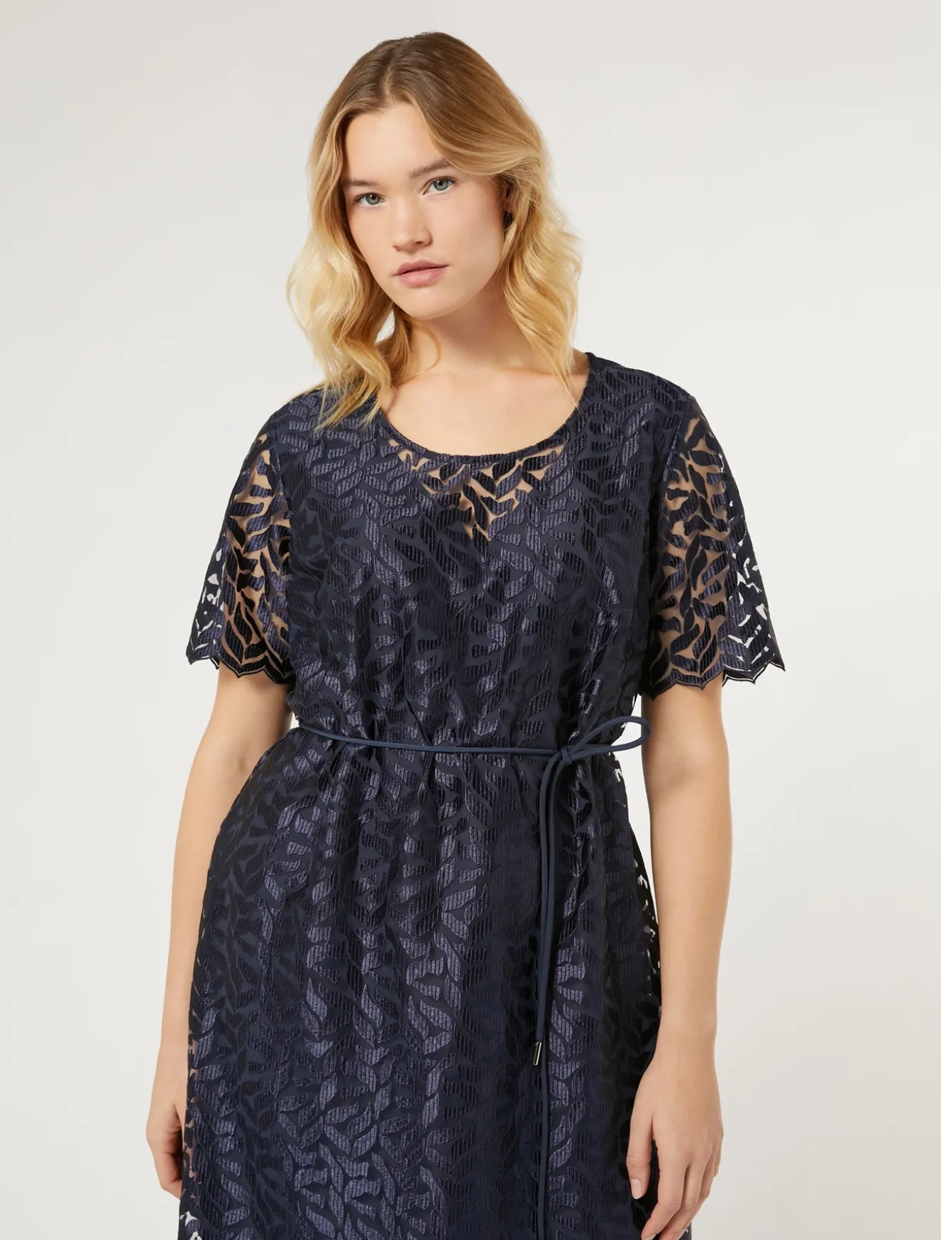 Abito in tulle ricamato