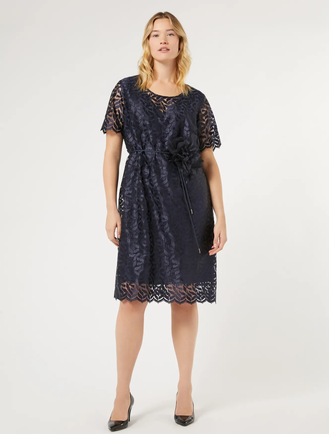 Abito in tulle ricamato