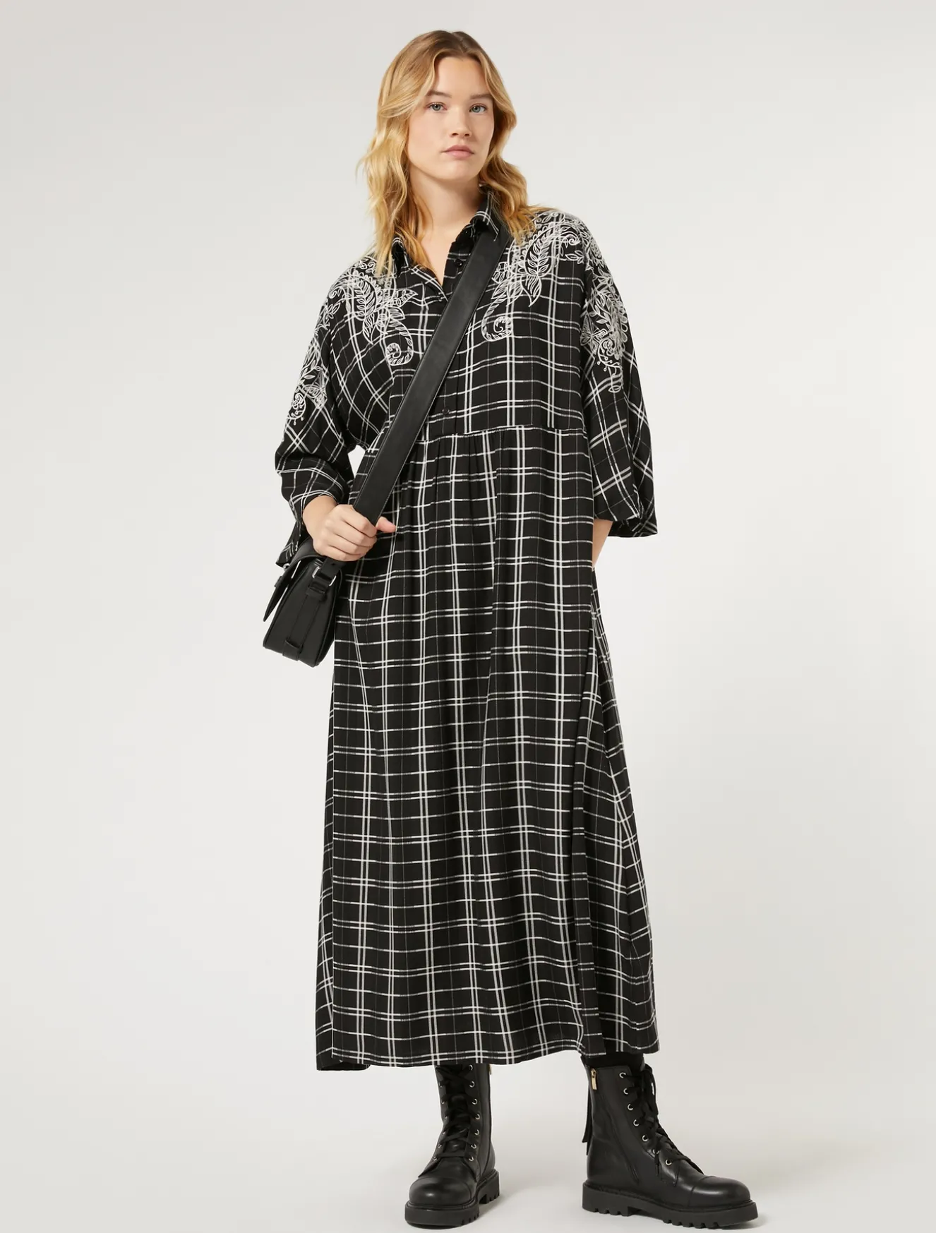 Abito lungo check con ricamo