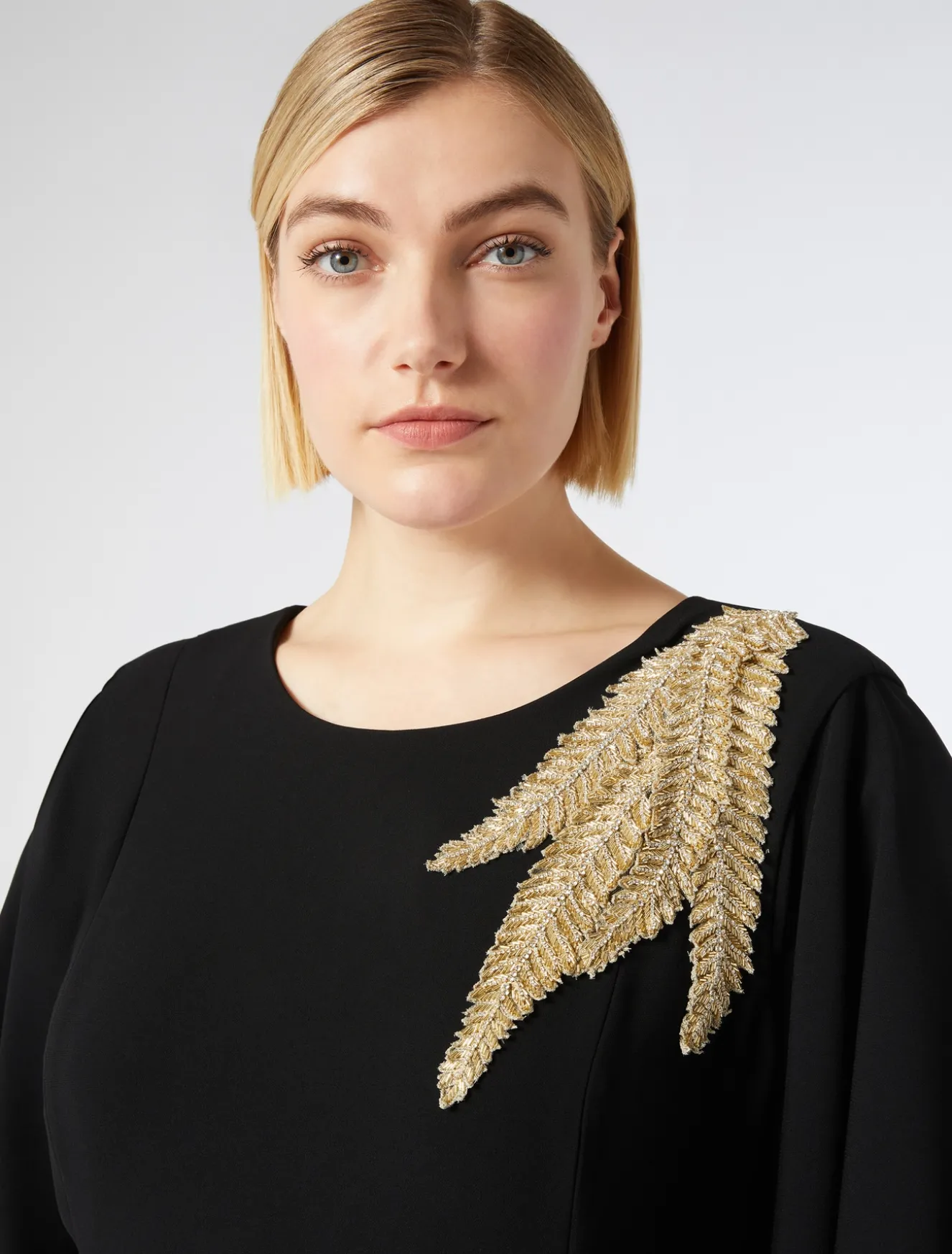 Abito lungo in cady con ricami