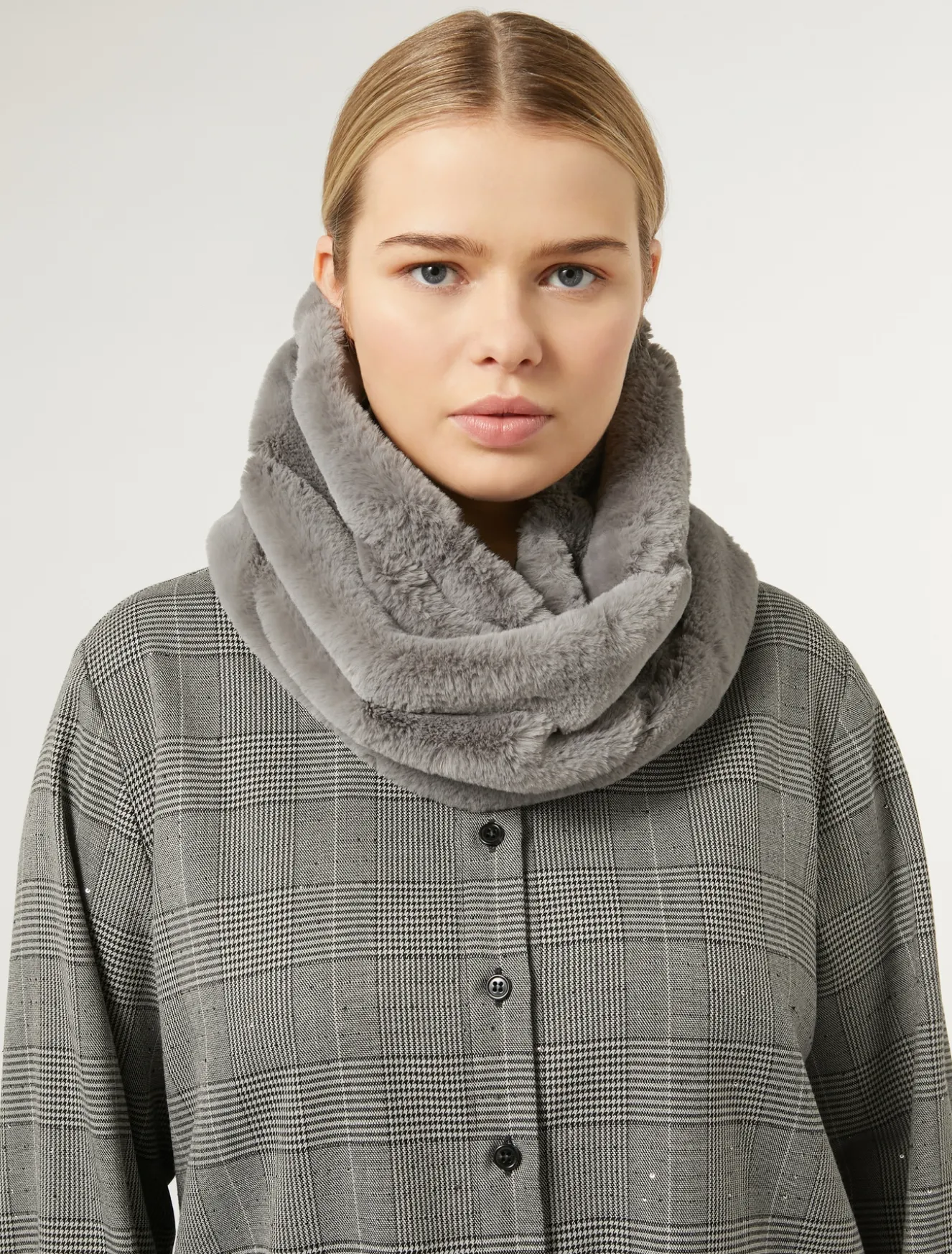 Collo in tessuto effetto pelliccia